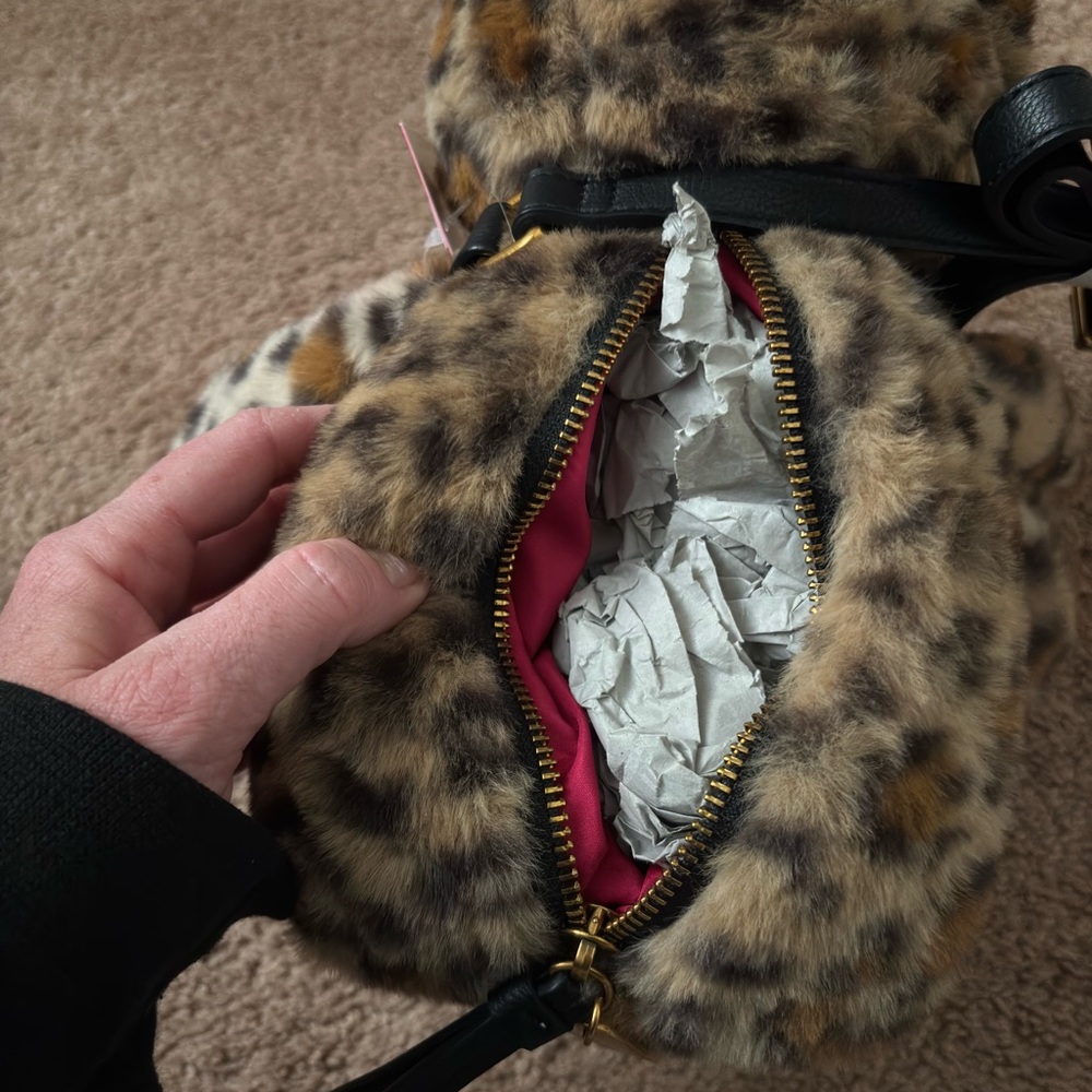 Betsey Johnson Leopard Print Plush with Gold Heart Charm crossbody handbag - Picture 3 of 7